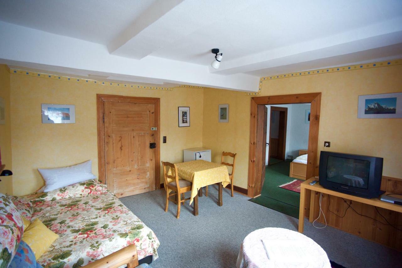 Pension Altes Pfarrhaus Helmarshausen Exterior foto